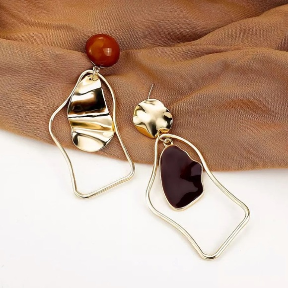 🌟 Gold Plated Asymmetric Enamel Earrings - Picture 4 of 5